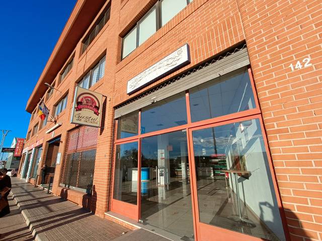 Local comercial en Alquiler en Avinguda de València en Ensanche - Parque Santa Rosa