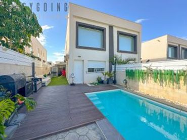 Semi-detached house with pool for sale in Carrer Ventura Selva Gonzalez