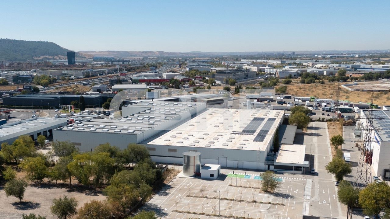 Vista exterior de Nave industrial de alquiler en Alcalá de Henares