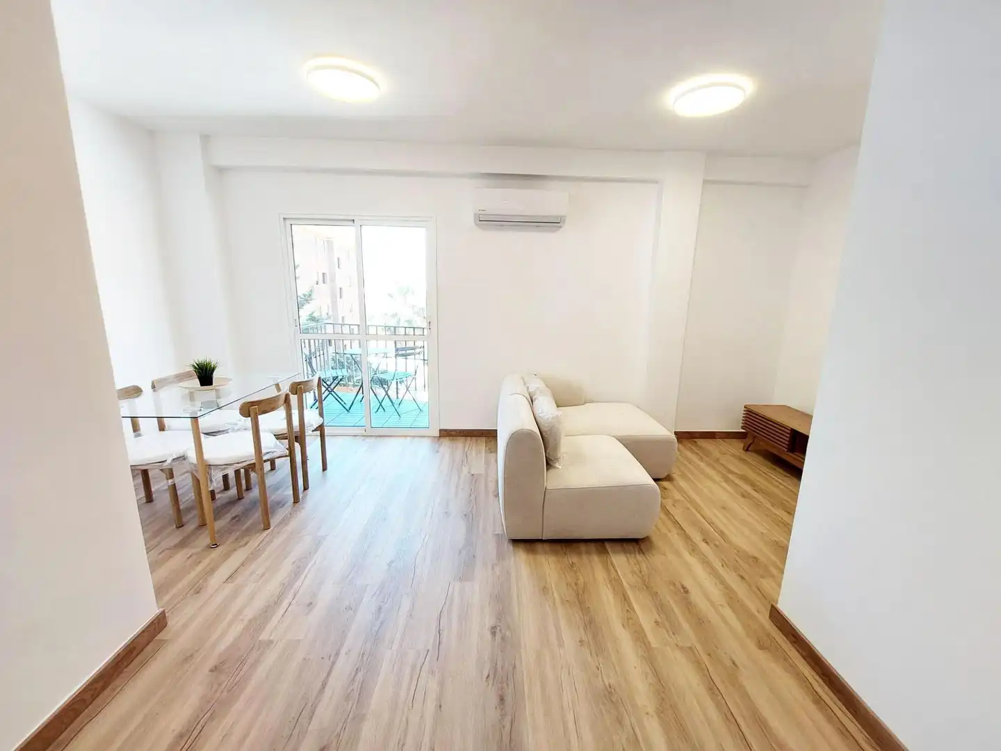 Sala de estar de Piso en venta en Benalmádena con Aire acondicionado, Terraza y Piscina comunitaria