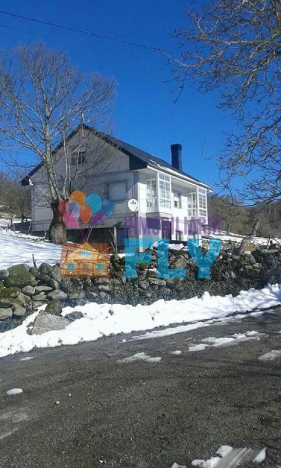 Vista exterior de Casa o xalet en venda en San Xoán de Río amb Calefacció i Jardí privat