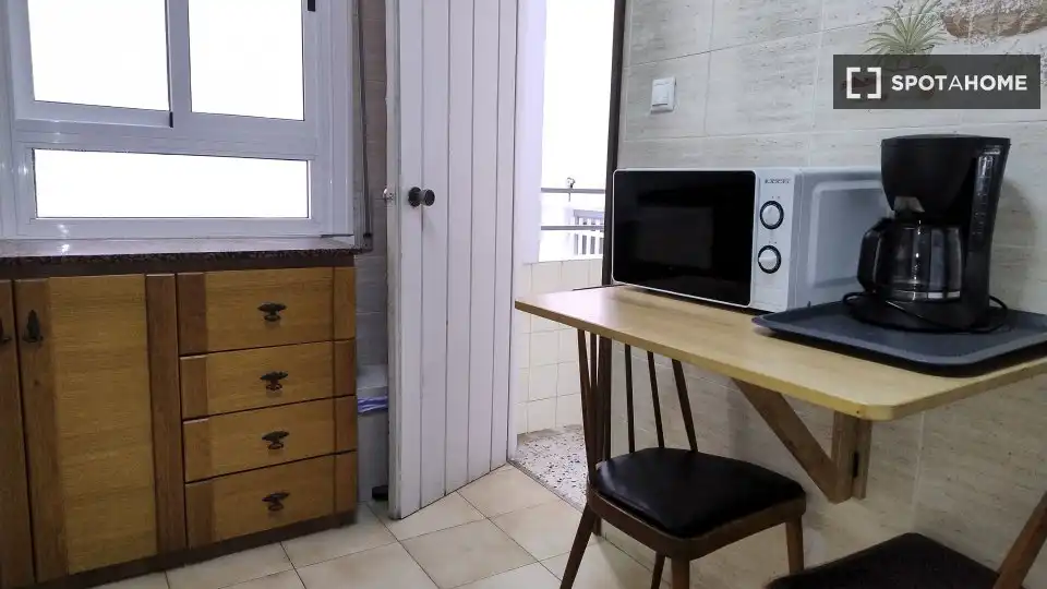 Habitación de Apartamento para compartir en Santa Pola con Aire acondicionado, Terraza y Amueblado