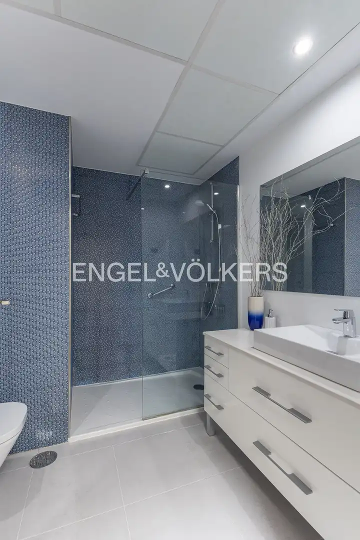 Badezimmer von Einfamilien-Reihenhaus zum Verkauf in Majadahonda mit Klimaanlage, Heizung und Privatgarten