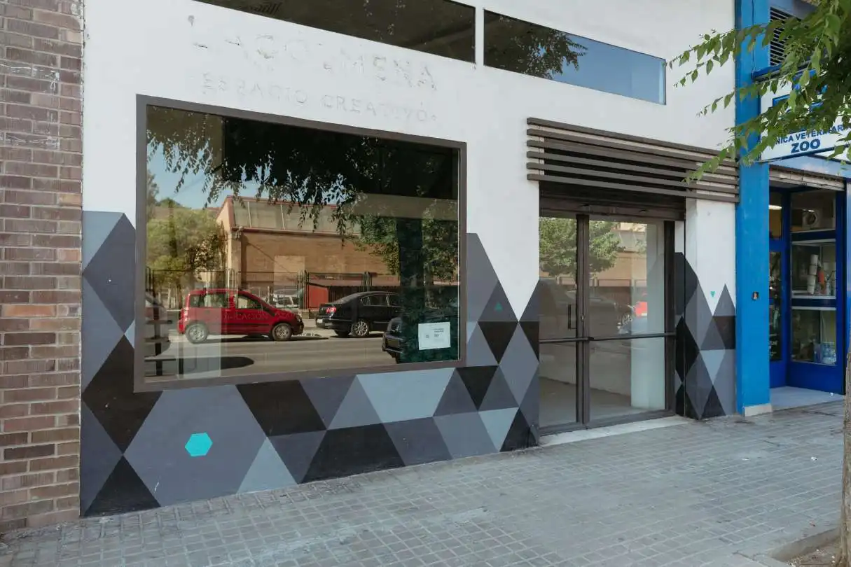 Local comercial de lloguer a Calle Obispo Pintado 8