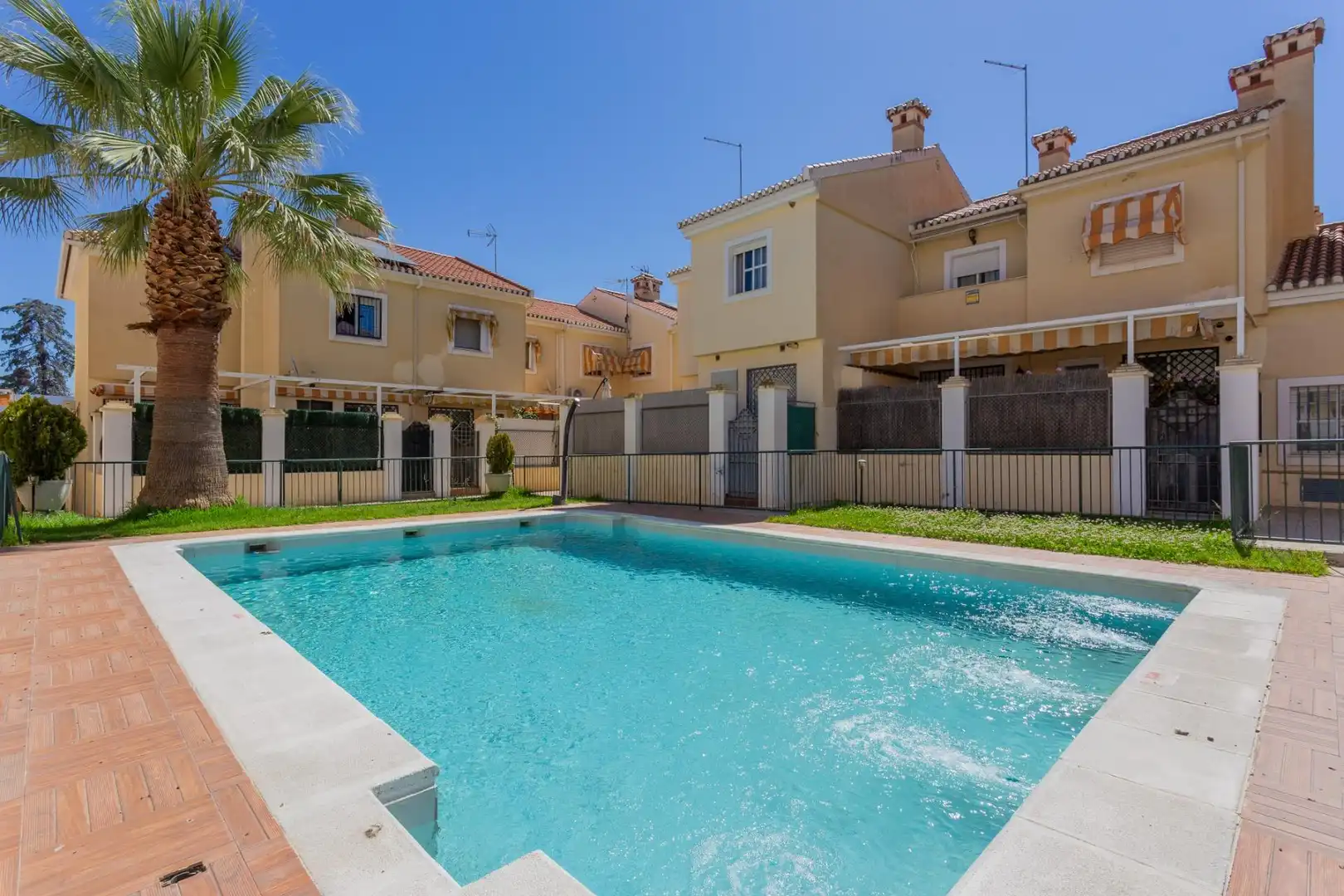Piscina de Casa adosada en venda en Alhendín amb Moblat i Piscina comunitària