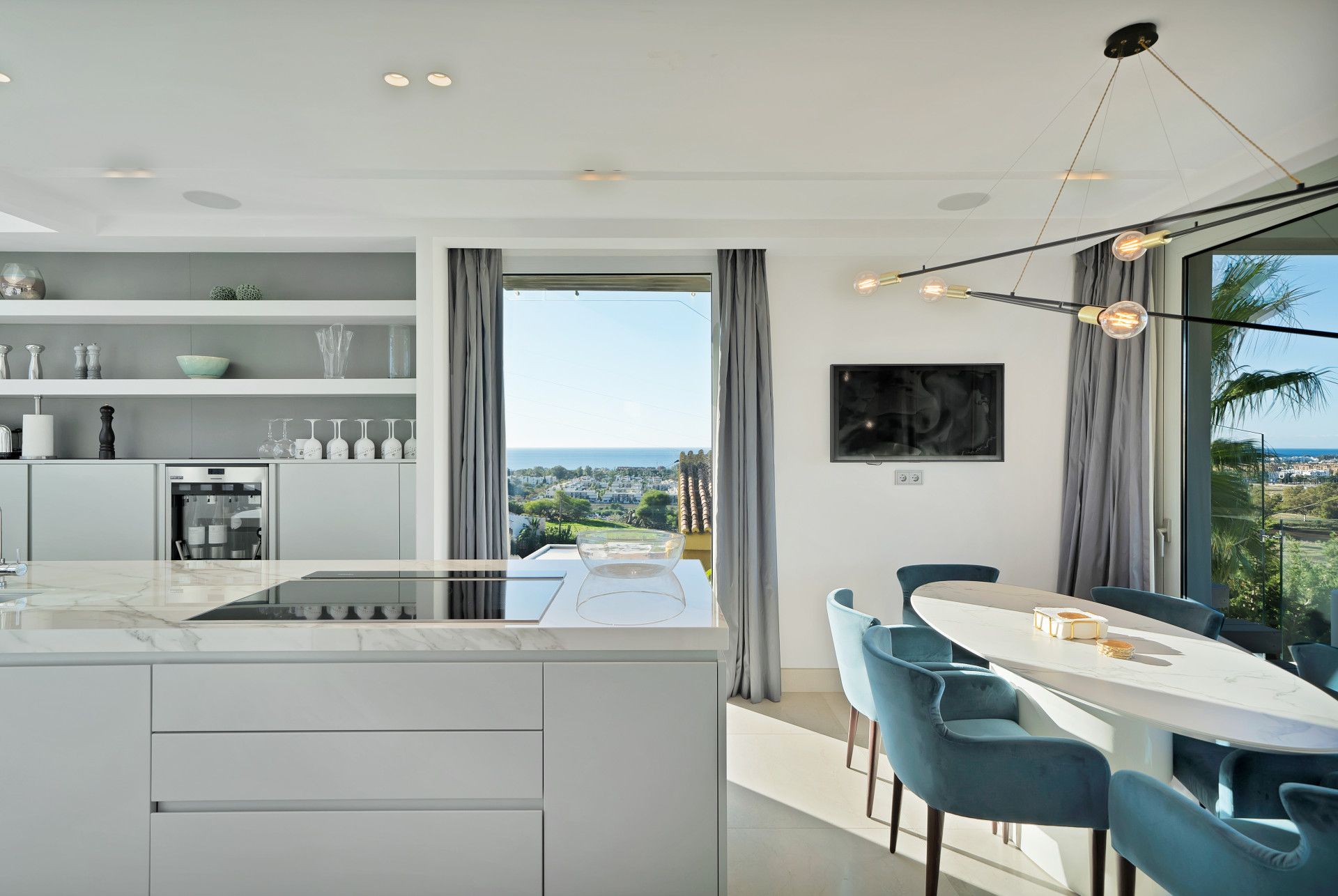 Cuina de Casa o xalet en venda en Marbella amb Aire condicionat, Jardí privat i Terrassa