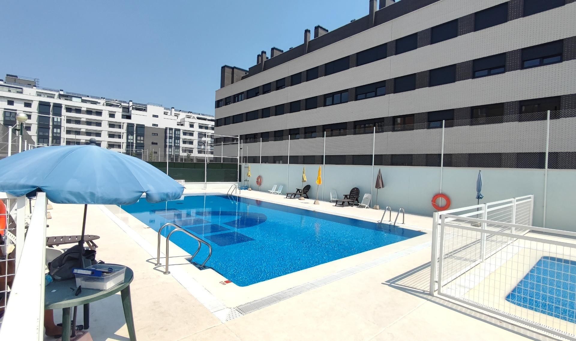 Swimming pool of Flat for sale in  Madrid Capital  with Air Conditioner, Heating and Private garden
