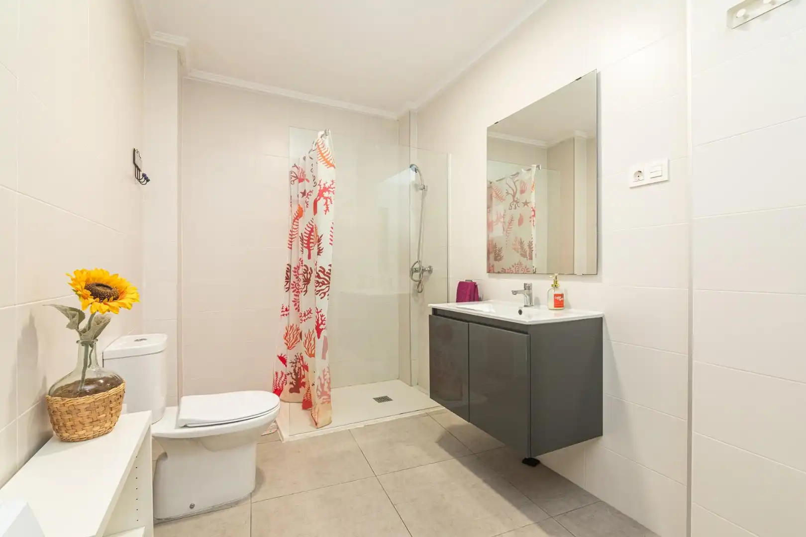 Baño de Piso en venta en Elche / Elx con Balcón