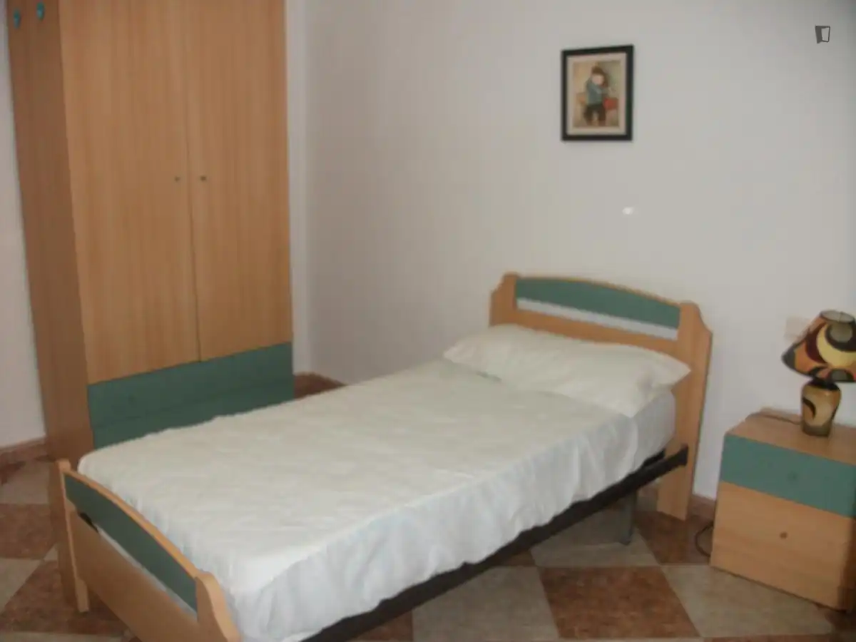 Dormitori de Apartament per a compartir en Granada amb Moblat, Forn i Rentadora