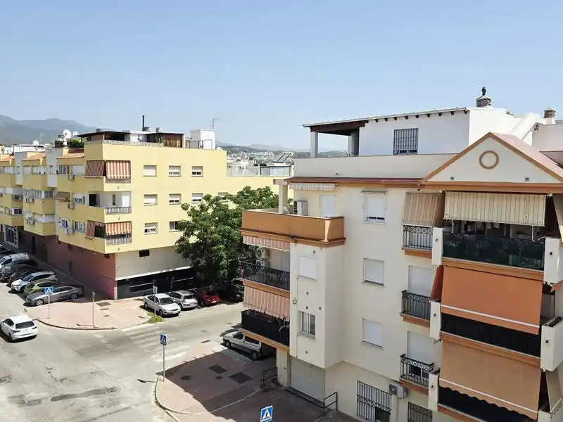 Vista exterior de Àtic de lloguer en Estepona amb Aire condicionat, Terrassa i Piscina