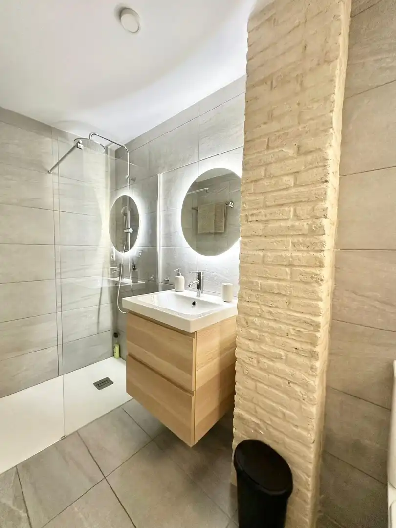 Badezimmer von Dachboden zur Miete in Valencia mit Klimaanlage, Heizung und Parkett