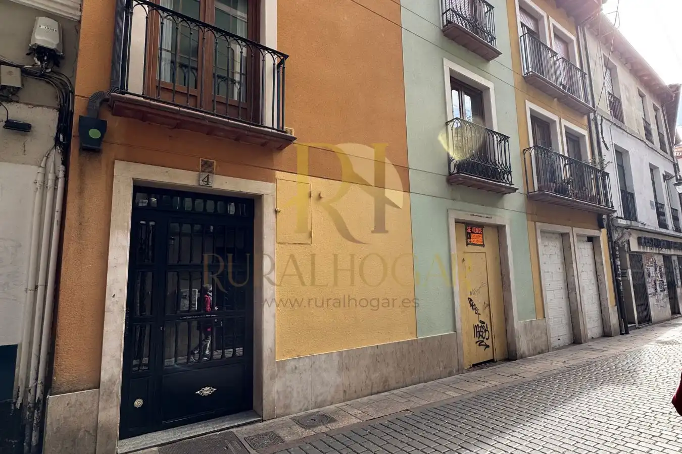 Vista exterior de Piso en venta en León Capital  con Trastero, Balcón y Alarma