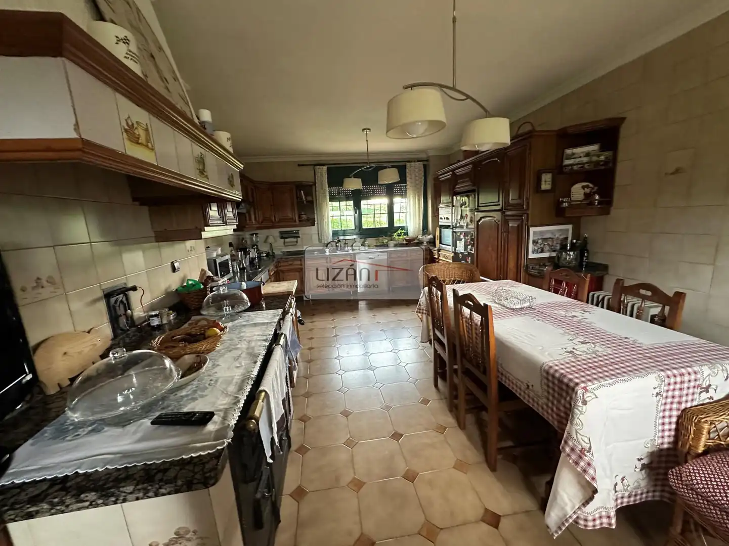 Cuina de Casa o xalet en venda en Oviedo  amb Calefacció, Jardí privat i Terrassa