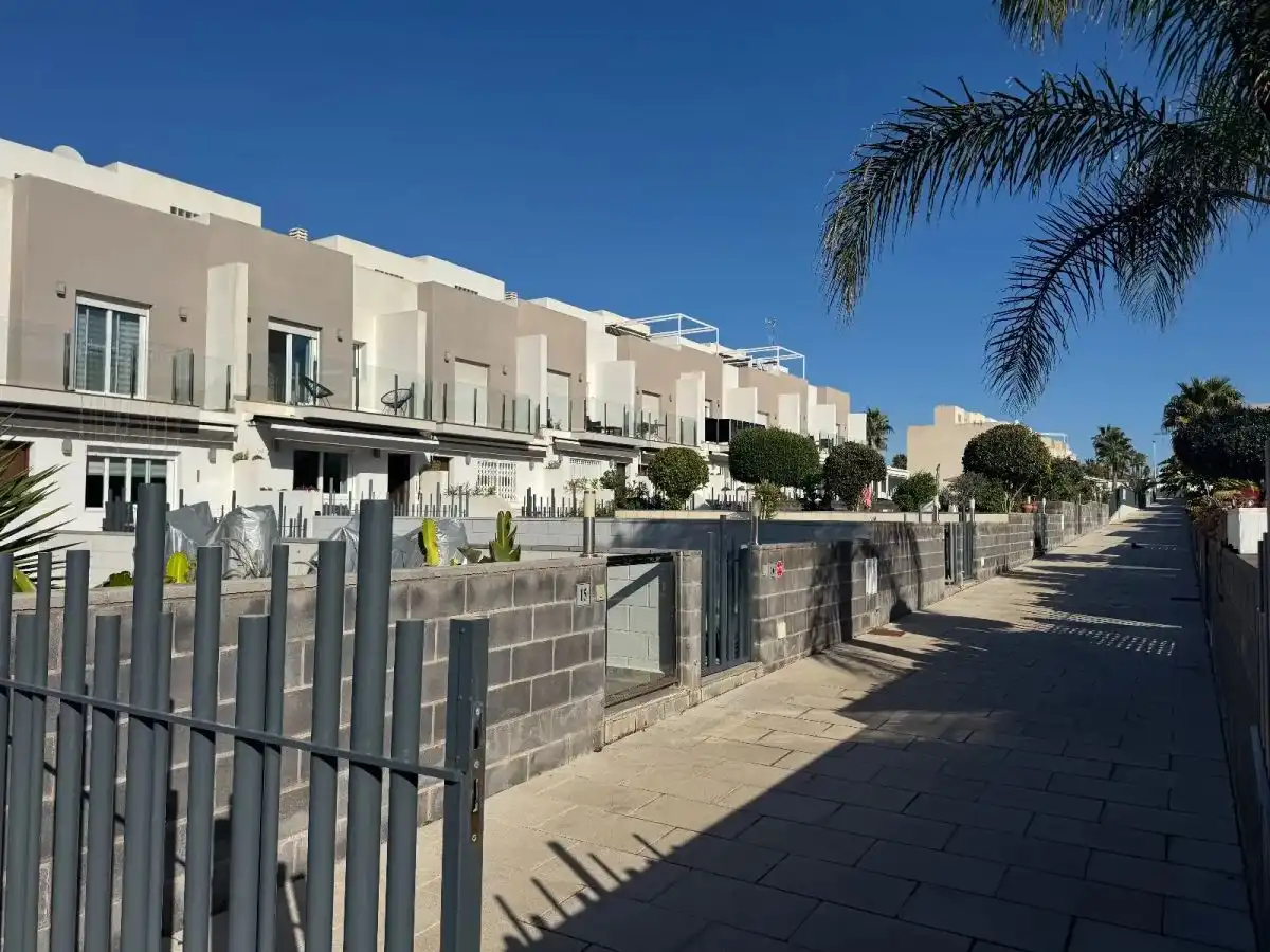 Vista exterior de Casa adosada en venta en Torrevieja con Aire acondicionado, Jardín privado y Amueblado
