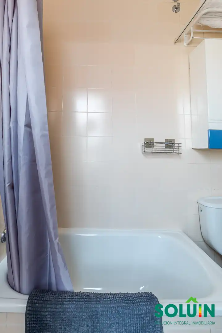 Badezimmer von Dachboden zur Miete in Madrid mit Klimaanlage, Heizung und Parkett