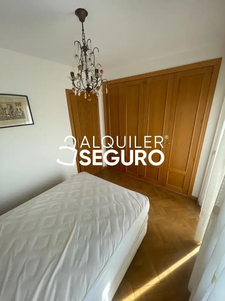 Schlafzimmer von Dachboden zur Miete in Madrid mit Heizung, Terrasse und Abstellraum
