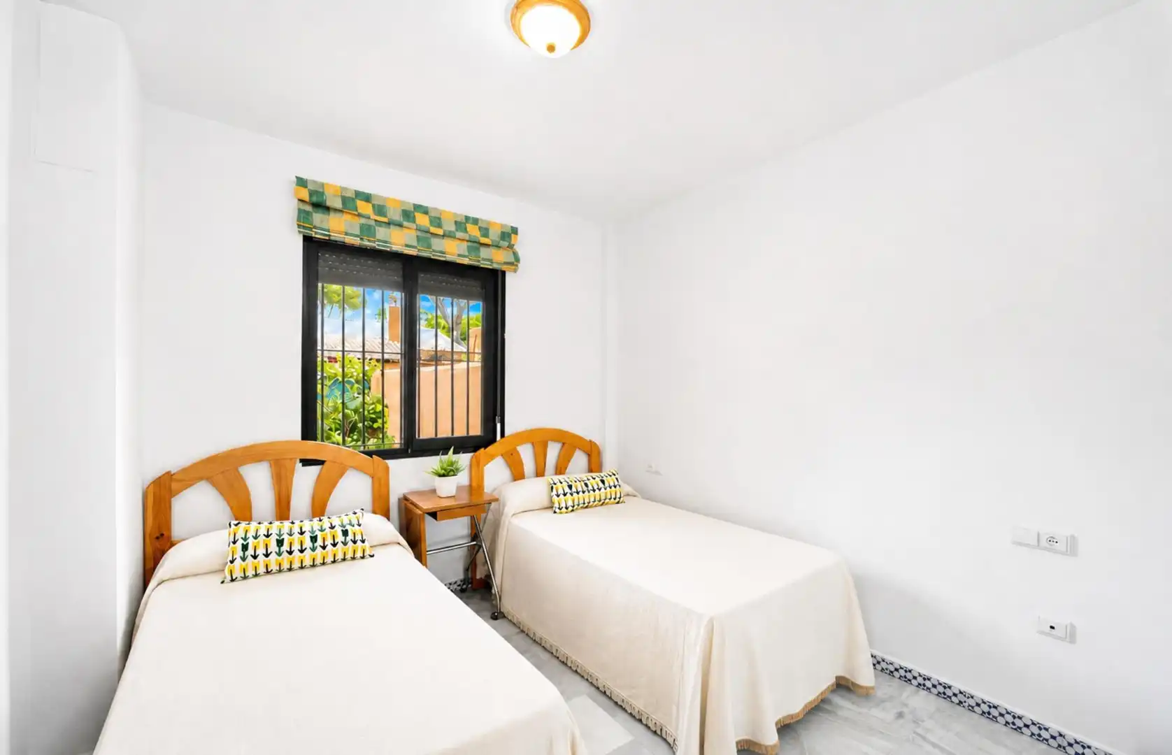 Dormitori de Casa adosada en venda en Chiclana de la Frontera amb Jardí privat, Terrassa i Piscina comunitària