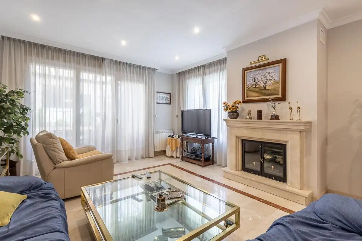 Sala de estar de Casa adosada en venta en Granada con Calefacción, Jardín privado y Terraza