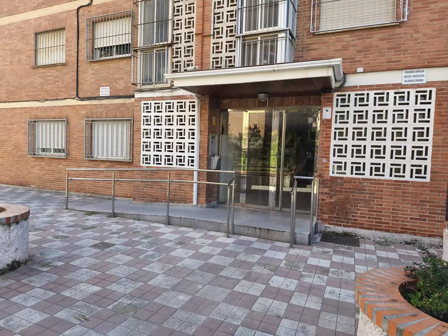 Vista exterior de Planta baja en venta en Granada con Jardín privado, Terraza y Amueblado