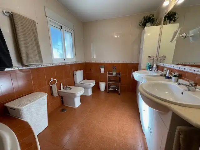 Bany de Casa o xalet en venda en Alicante / Alacant amb Aire condicionat, Calefacció i Jardí privat