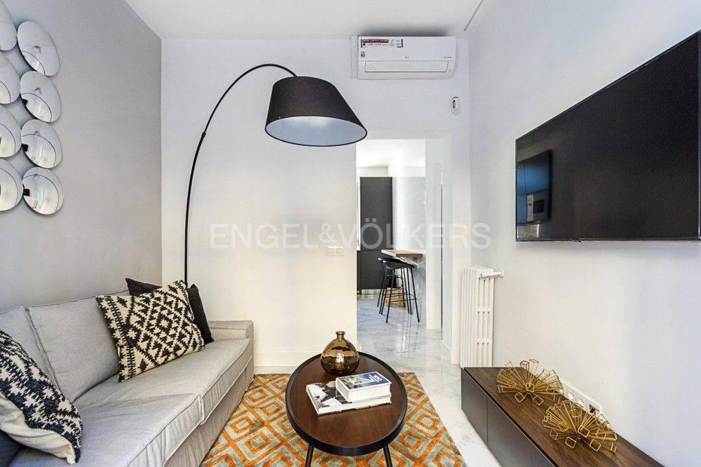 Sala d'estar de Apartament en venda en  Madrid Capital amb Aire condicionat, Calefacció i Moblat