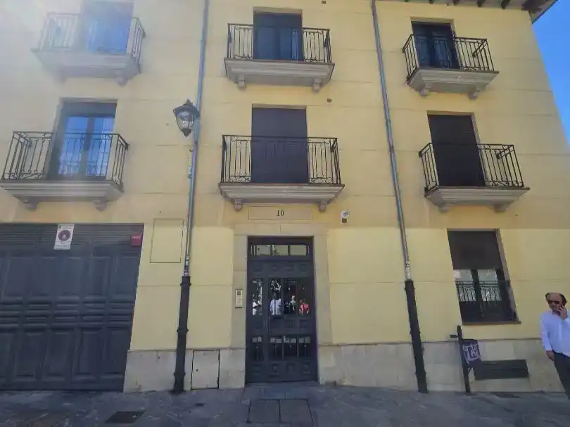 Vista exterior de Pis en venda en León Capital  amb Balcó