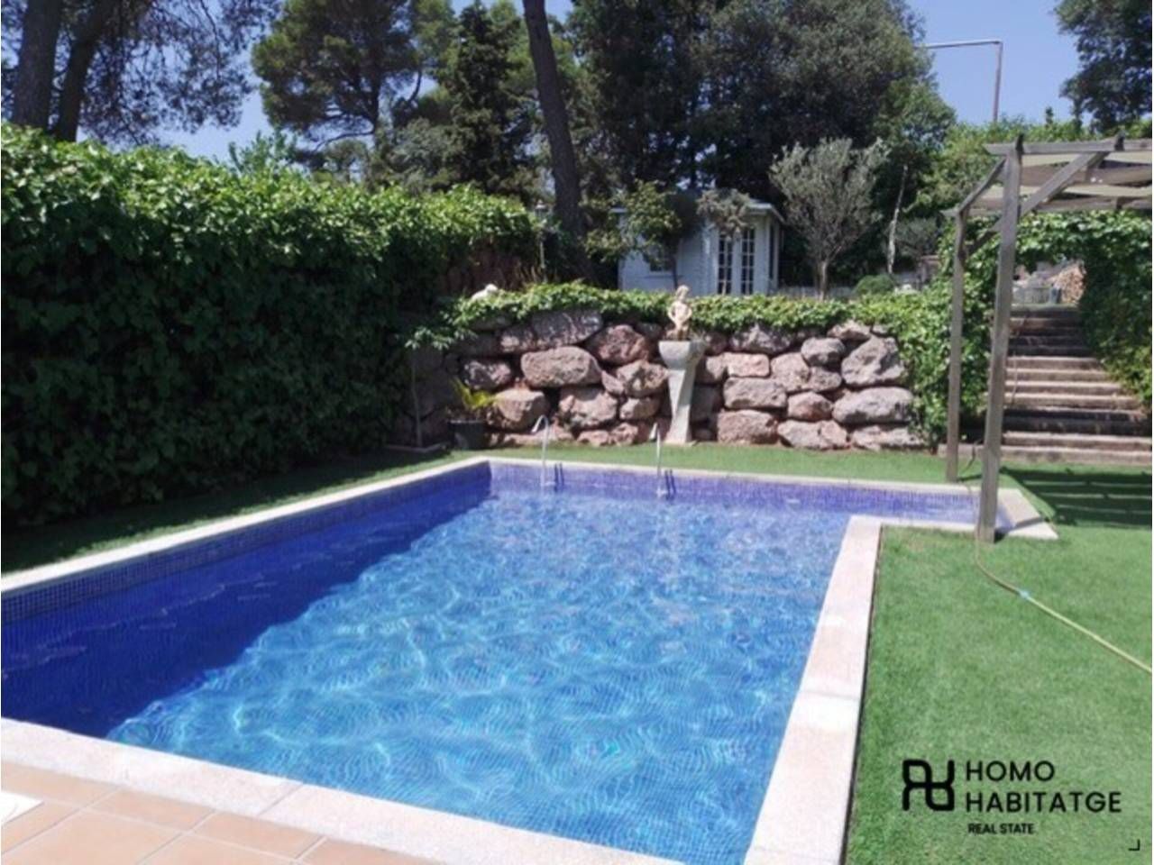 Piscina de Casa adosada en venda en Castellar del Vallès amb Aire condicionat, Calefacció i Jardí privat