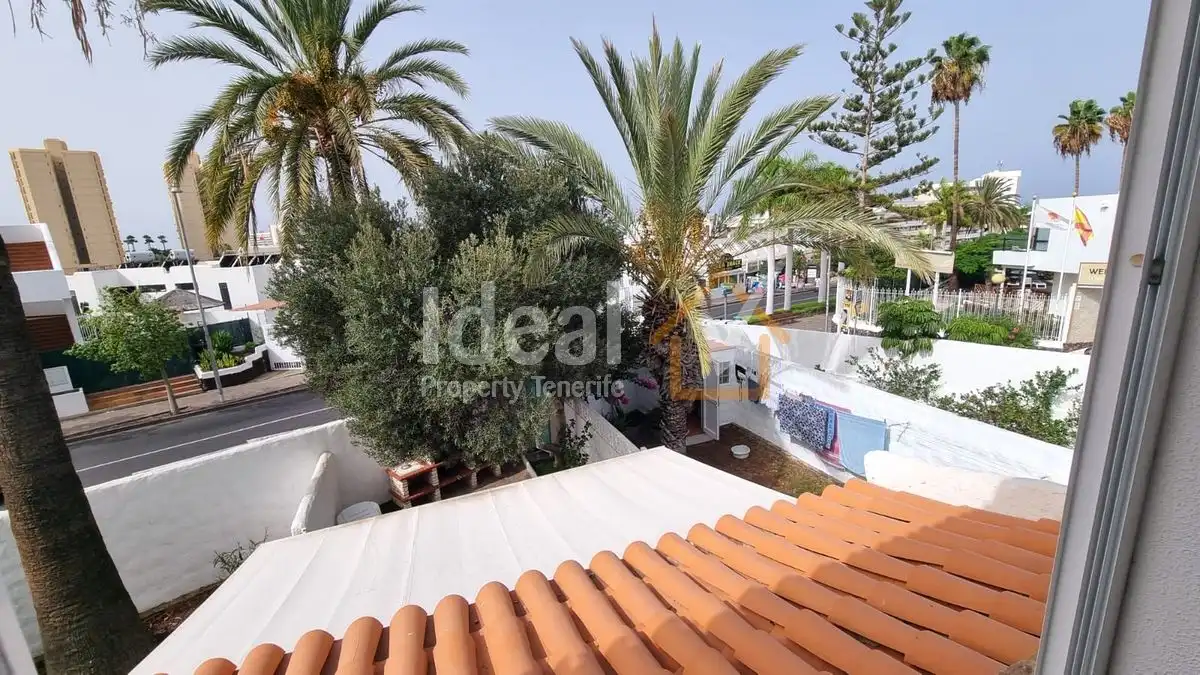 Vista exterior de Casa adosada en venda en Adeje amb Jardí privat, Terrassa i Piscina comunitària