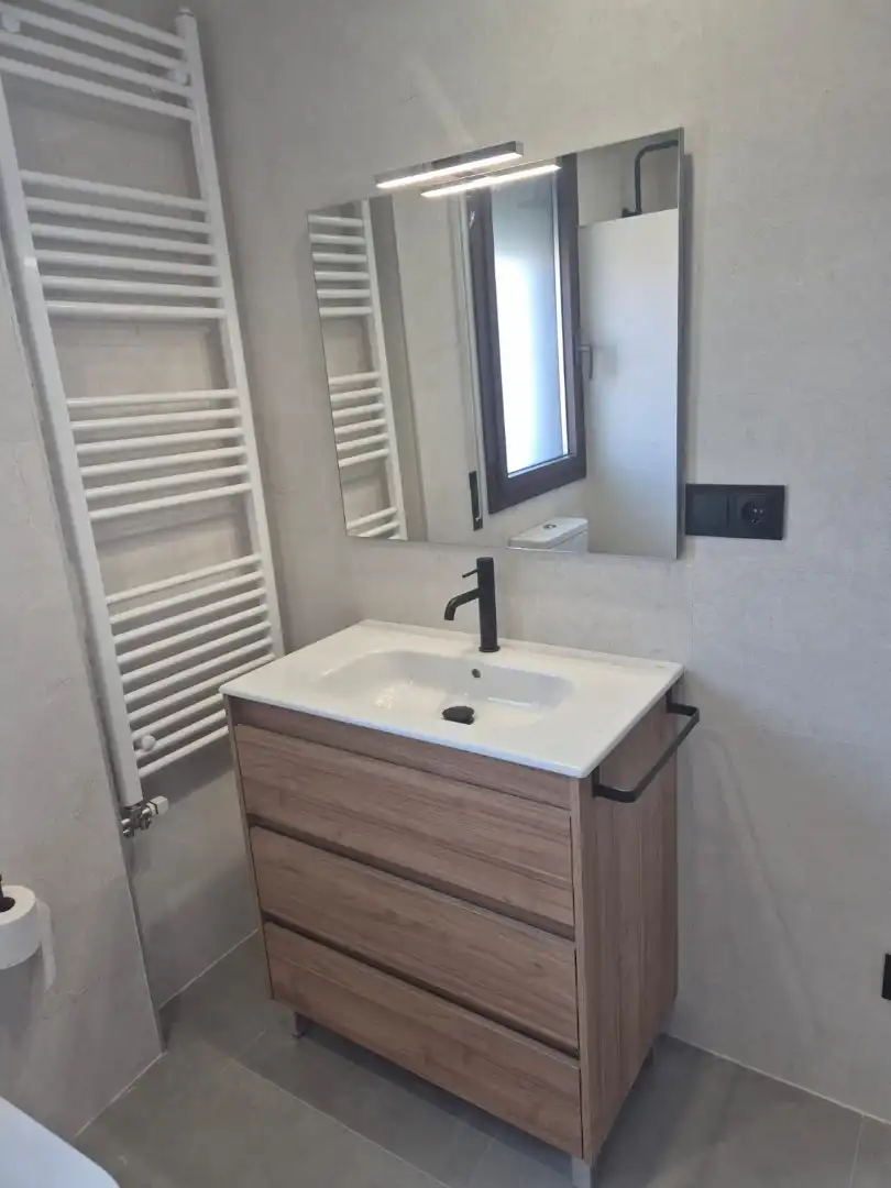 Badezimmer von Wohnung zur Miete in Santpedor mit Klimaanlage, Heizung und Parkett
