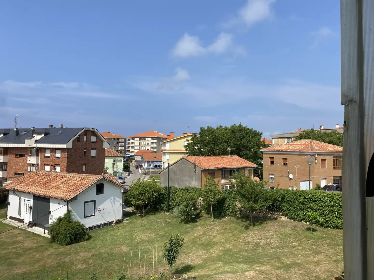 Vista exterior de Pis en venda en Suances amb Parquet i Balcó