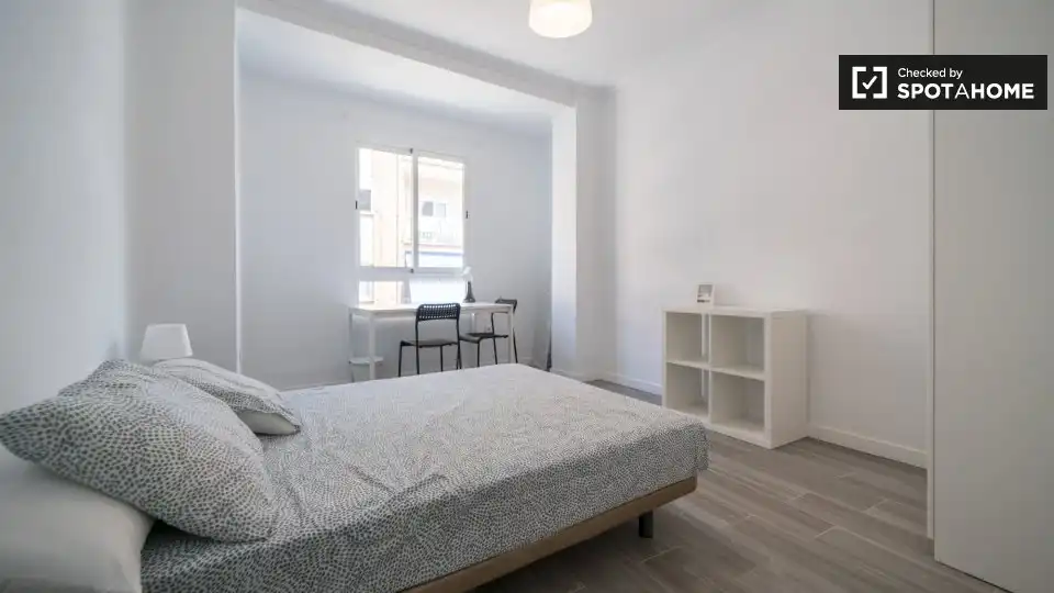 Habitación de Piso de alquiler en Valencia con Aire acondicionado, Calefacción y Amueblado