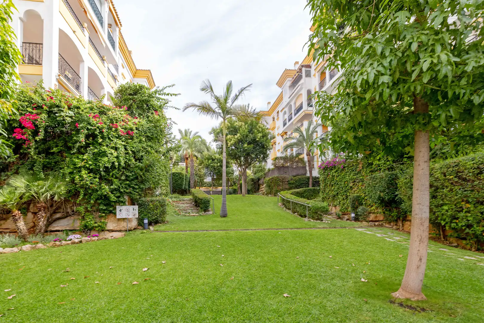 Außenansicht von Erdgeschoss zum Verkauf in Marbella mit Klimaanlage, Heizung und Terrasse