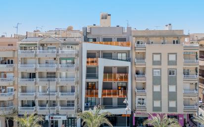 Vista exterior de Àtic en venda en Torrevieja amb Aire condicionat, Terrassa i Balcó