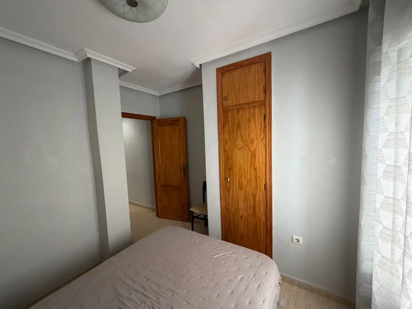 Dormitori de Pis de lloguer en Torrevieja amb Aire condicionat, Terrassa i Moblat