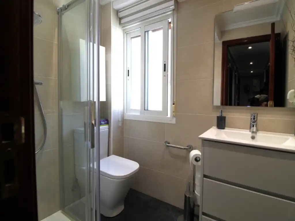 Badezimmer von Wohnung zum Verkauf in Pasaia