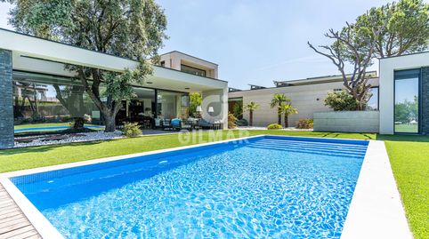 Descubre este exclusivo chalet independiente en la prestigiosa urbanización de Las Lomas, en Boadilla del Monte. Con una superfici
