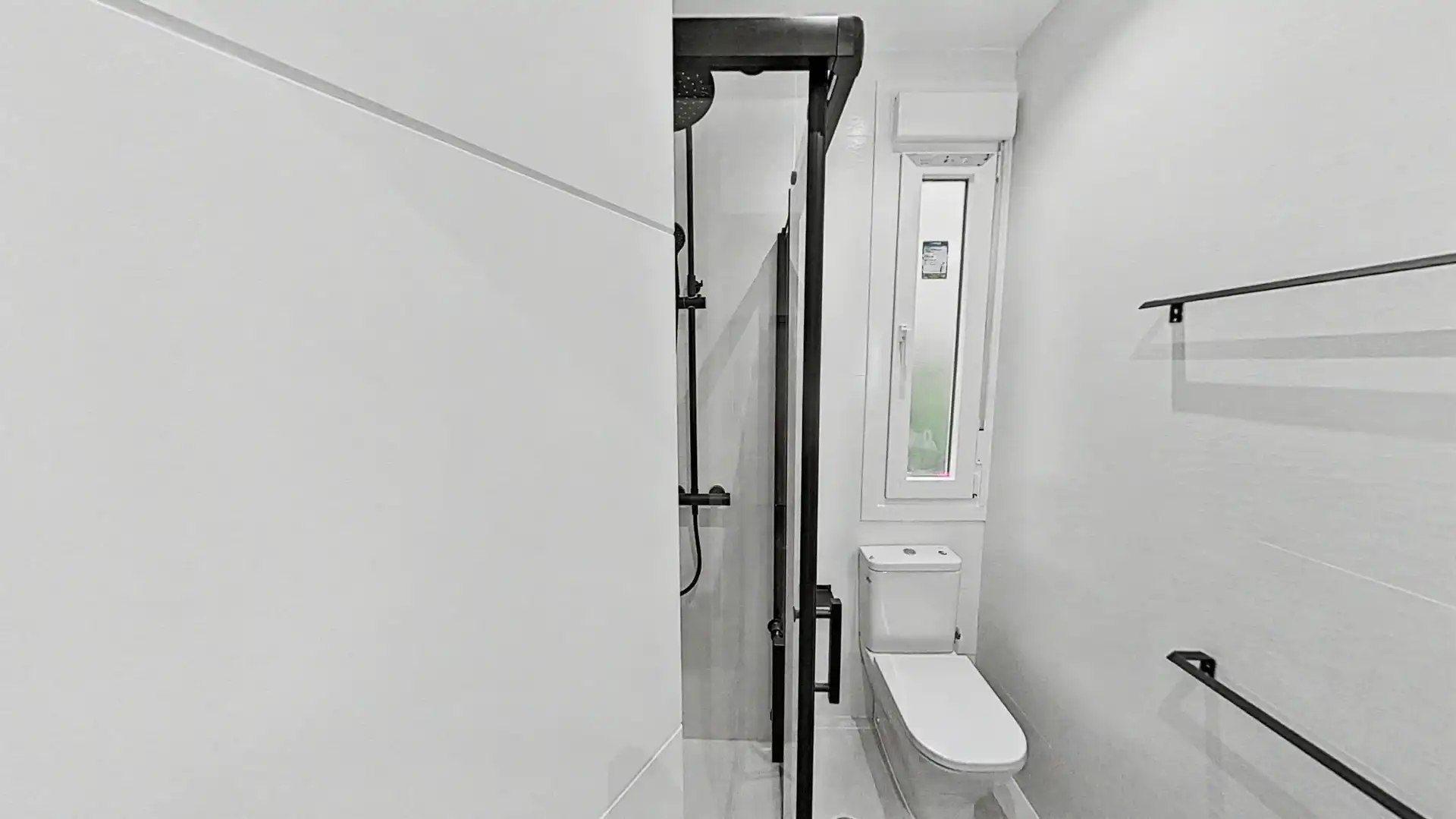 Bathroom of Flat for rent in Madrid  with Oven and Washing machine