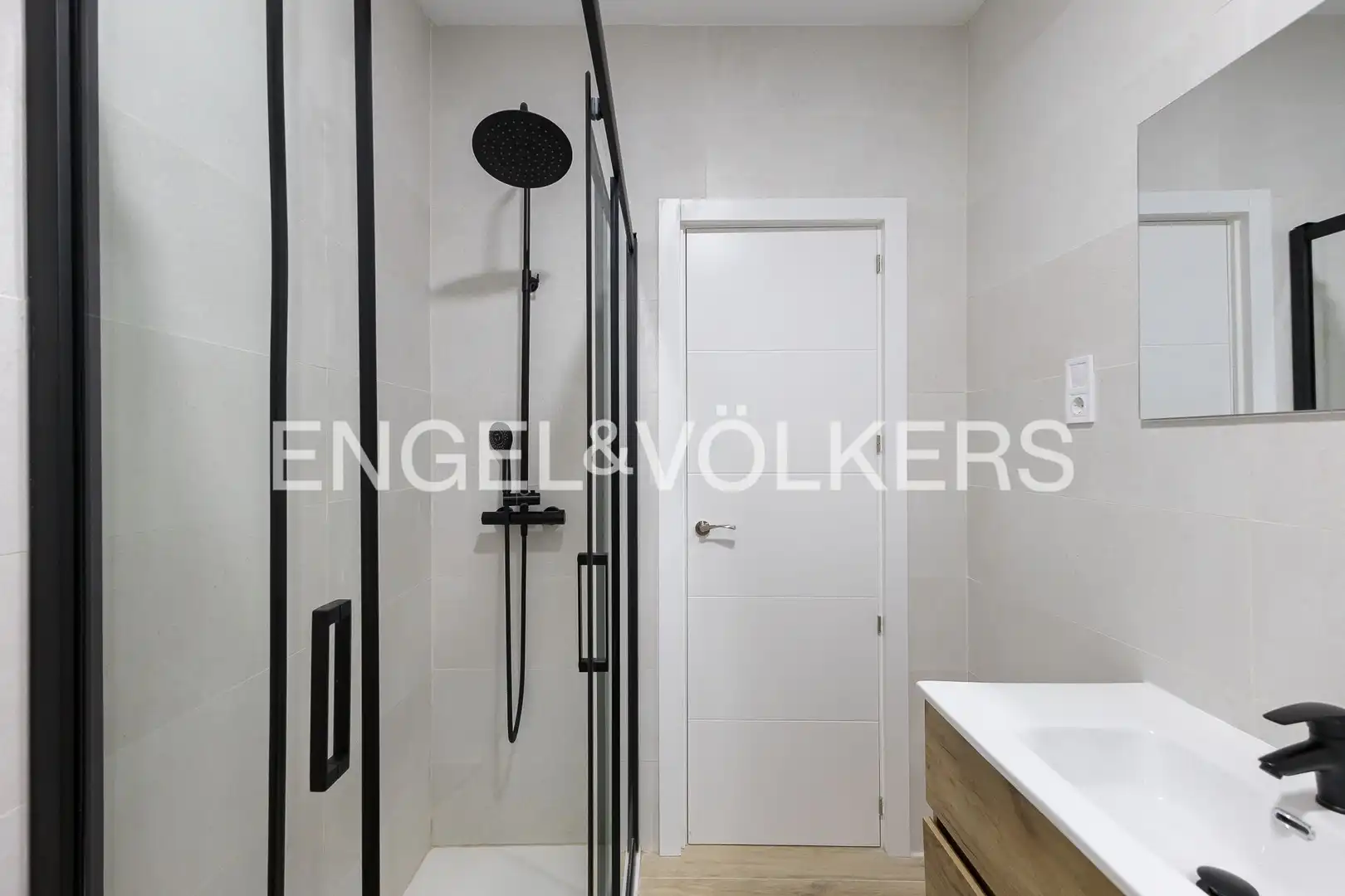 Bathroom of Flat for rent in Madrid  with Heating, Parquet flooring and Furnished