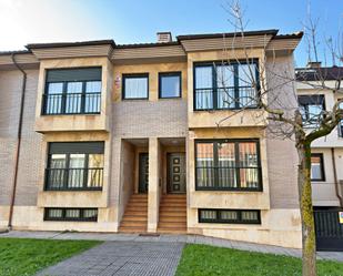 Vista exterior de Casa adosada en venda en Gijón  amb Calefacció, Parquet i Terrassa