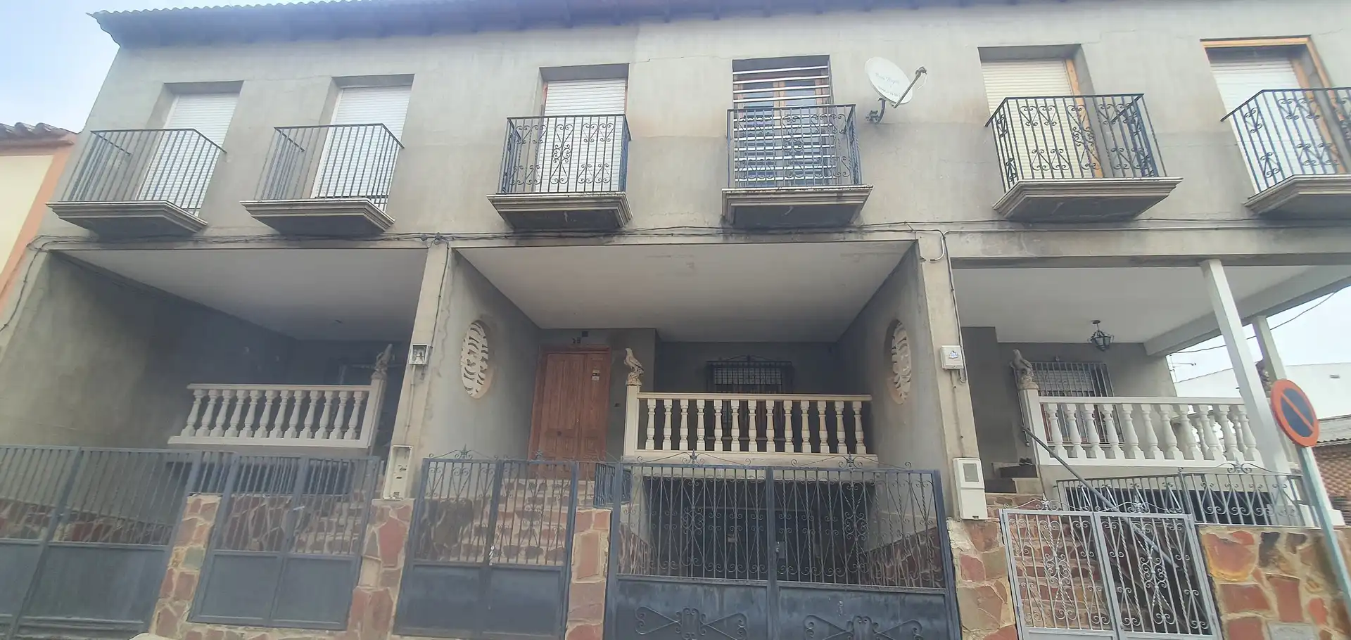 Vista exterior de Pis en venda en La Puebla de Almoradiel amb Terrassa i Balcó