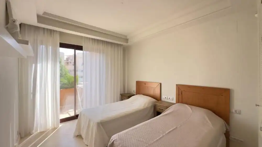Dormitori de Apartament de lloguer en Estepona amb Aire condicionat, Terrassa i Piscina