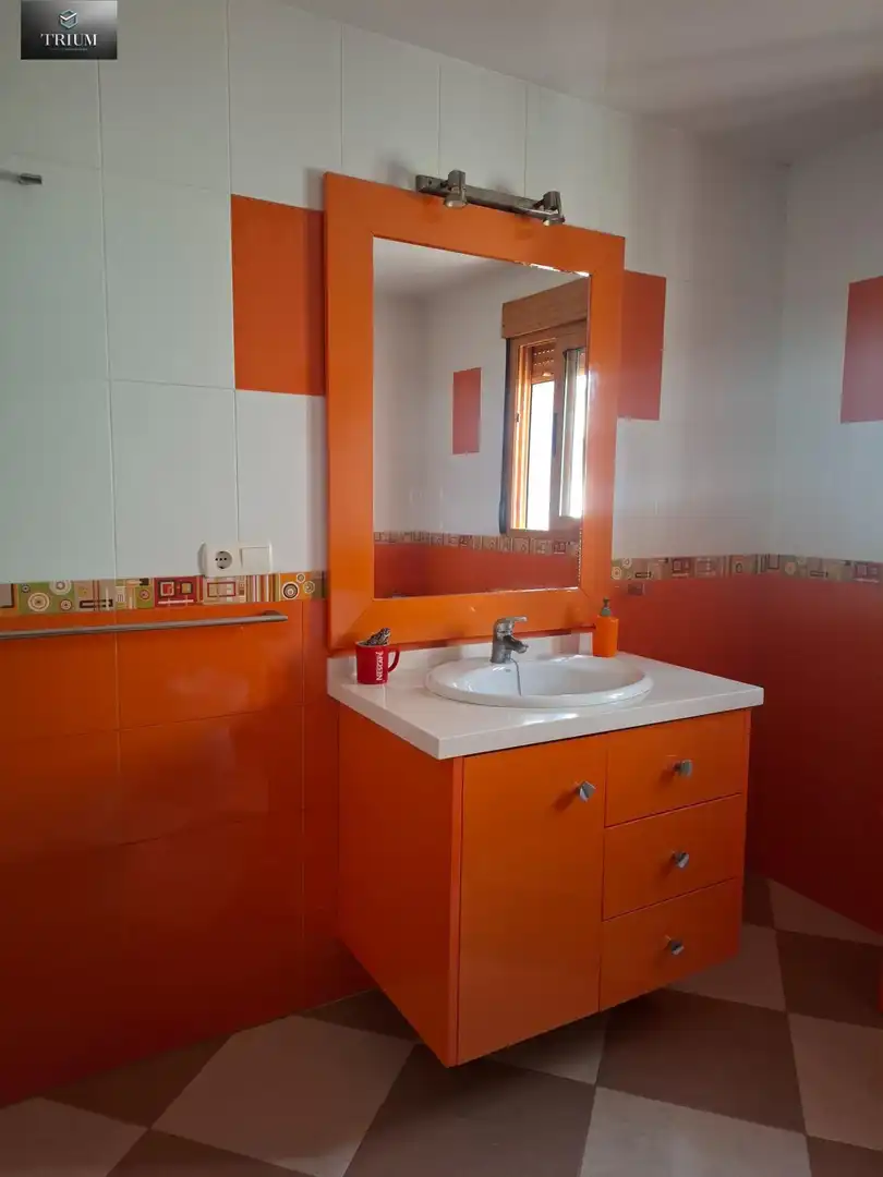 Badezimmer von Einfamilien-Reihenhaus zum Verkauf in Pinos Puente mit Klimaanlage