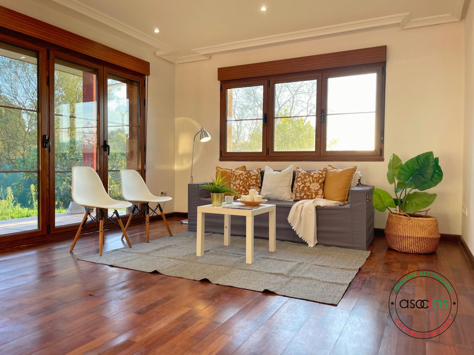 Sala d'estar de Casa o xalet en venda en Llanera amb Calefacció, Jardí privat i Terrassa