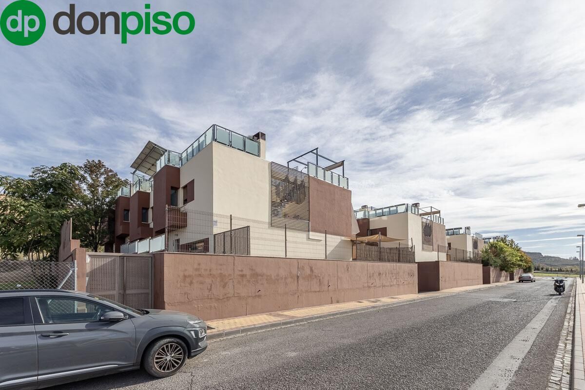 Vista exterior de Casa adosada en venda en Jun amb Aire condicionat, Calefacció i Jardí privat