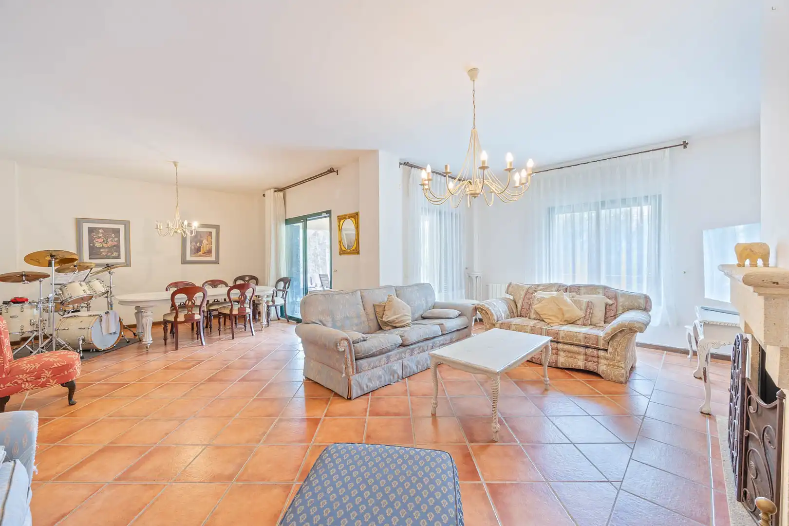 Sala d'estar de Casa adosada en venda en Sotogrande amb Jardí privat, Terrassa i Piscina