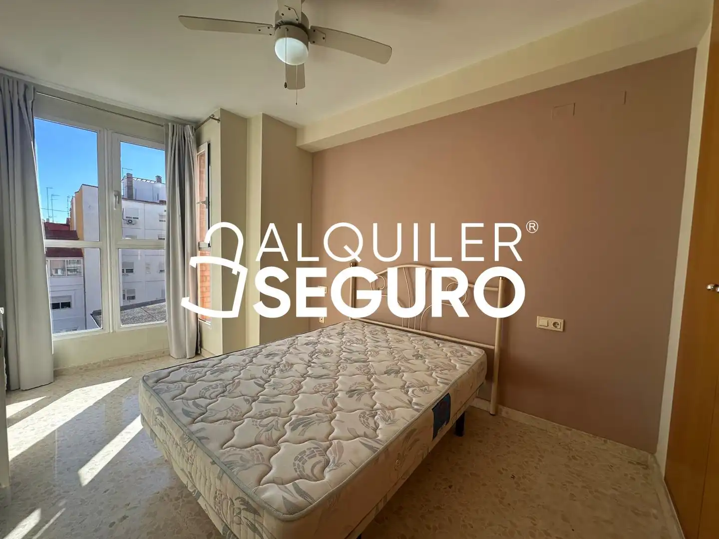 Habitación de Piso de alquiler en Valencia con Aire acondicionado y Amueblado
