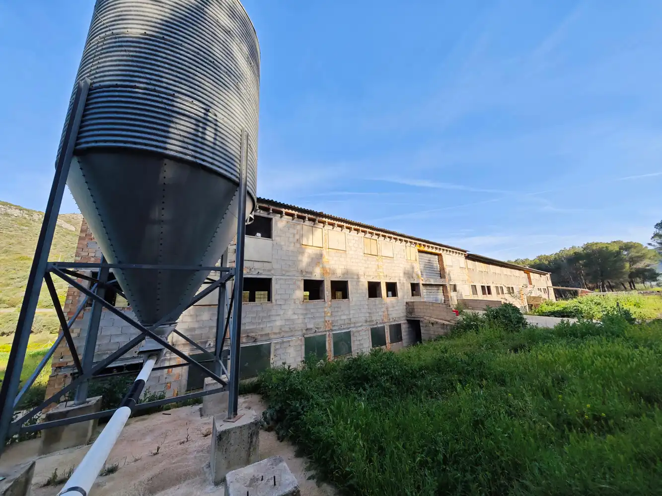 Außenansicht von Fabrikhallen zum Verkauf in Pinet