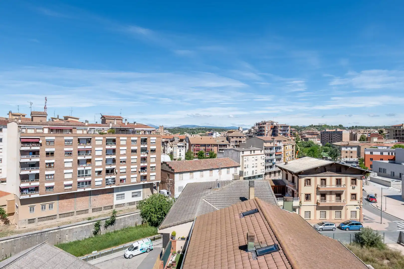 Vista exterior de Edifici en venda en Barbastro