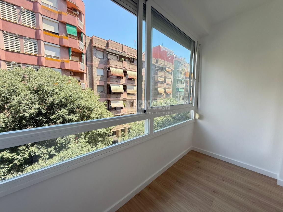 Bedroom of Flat for sale in  Barcelona Capital  with Parquet flooring