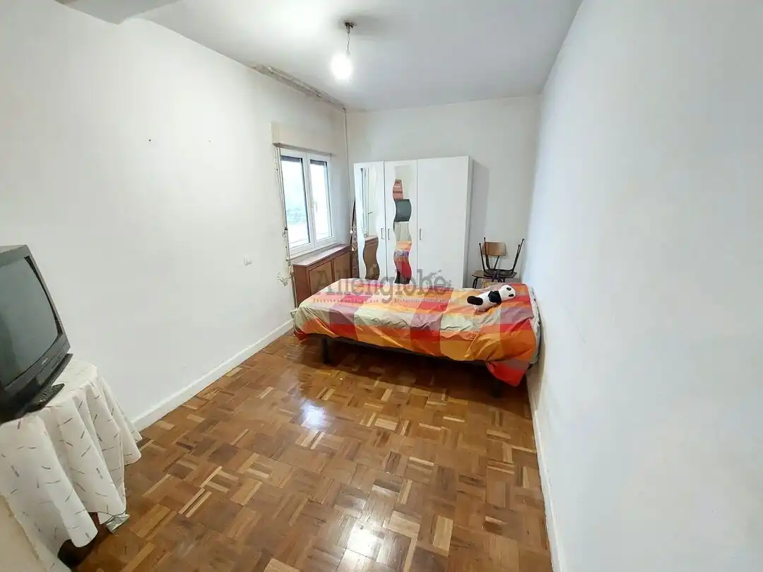 Habitación de Piso en venta en Oviedo  con Calefacción